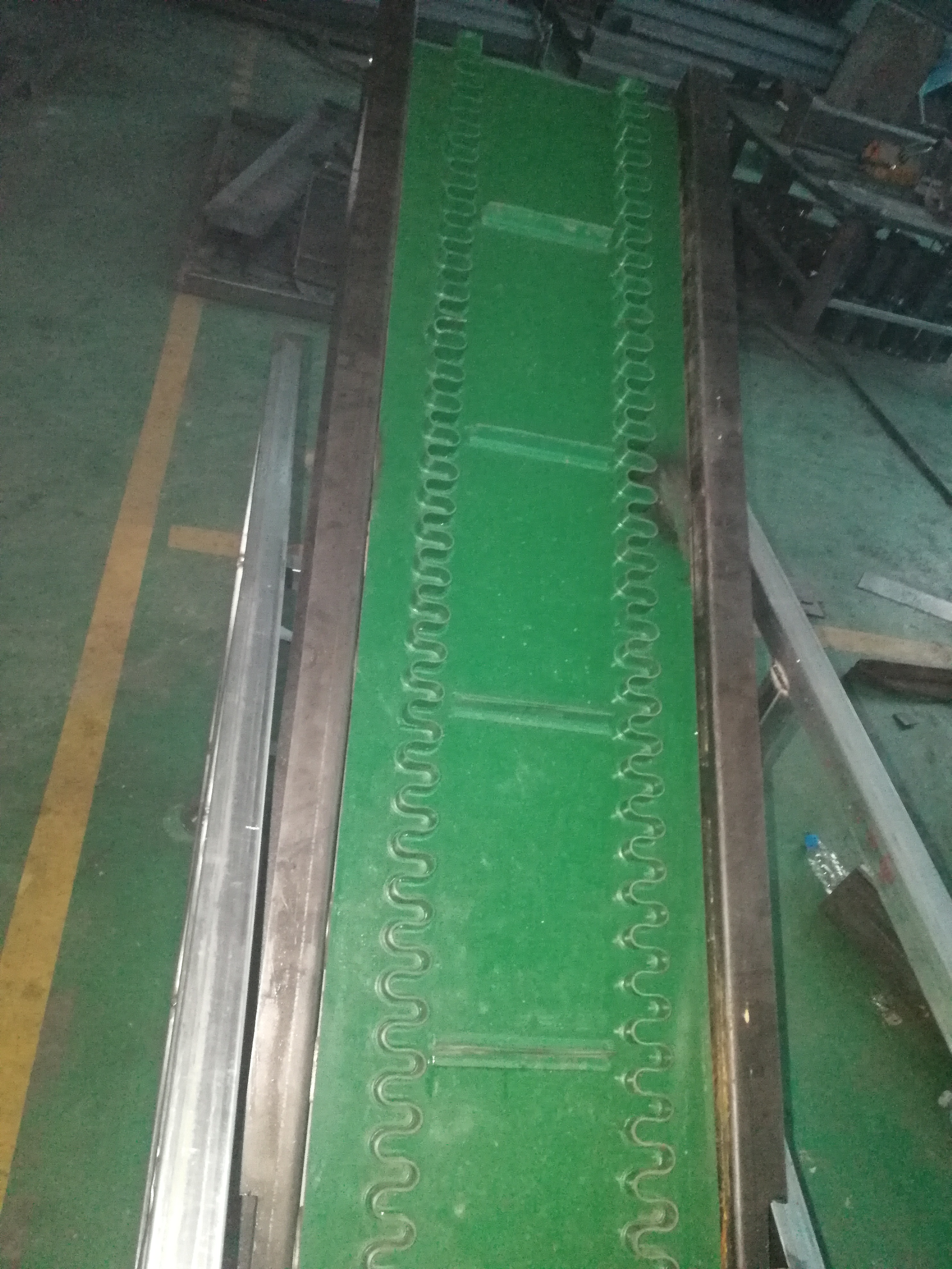 倾角皮带输送机分类有哪几种？它们的工作原理